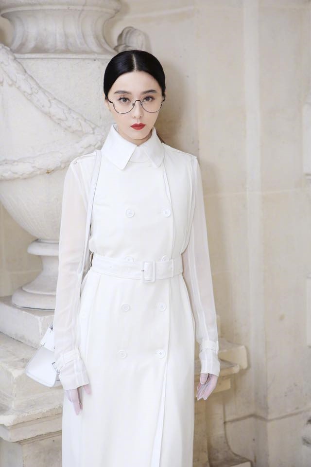 Hứa Ngụy Châu nổi bật ở Paris: Cứ như bạch mã hoàng tử