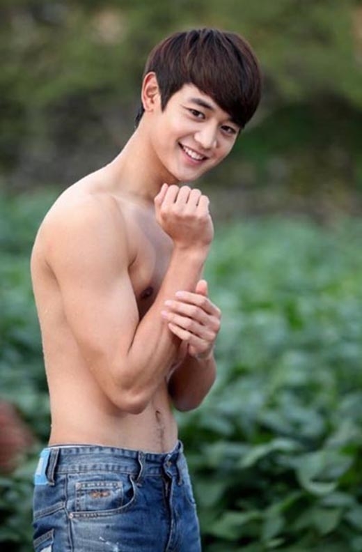 Những mĩ nam Kpop mặt 'baby' nhưng vóc dáng thì chuẩn men miễn chê
