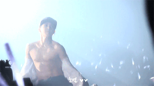 Những mĩ nam Kpop mặt 'baby' nhưng vóc dáng thì chuẩn men miễn chê