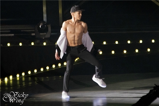 Những mĩ nam Kpop mặt 'baby' nhưng vóc dáng thì chuẩn men miễn chê