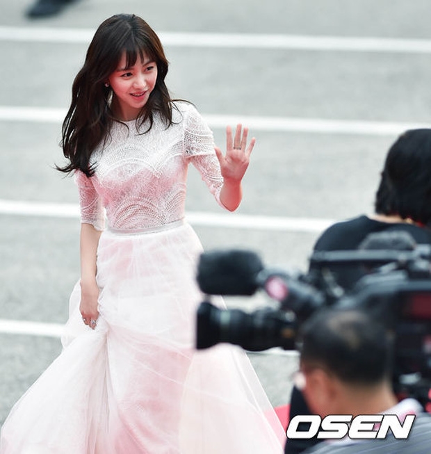 Sao Hàn hội tụ thảm đỏ Korea Drama Awards: Honey Lee đẹp xuất sắc