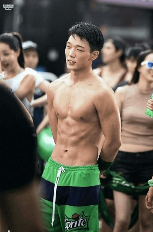 Những mĩ nam Kpop mặt 'baby' nhưng vóc dáng thì chuẩn men miễn chê
