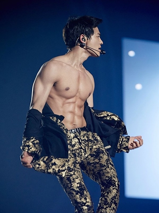 Những mĩ nam Kpop mặt 'baby' nhưng vóc dáng thì chuẩn men miễn chê