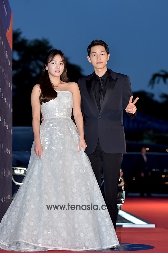 Song Joong Ki vẫn dành thời gian chúc fan Trung thu vui vẻ