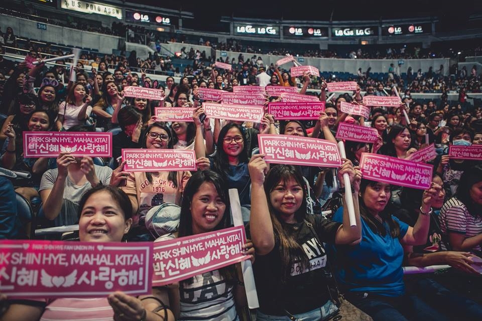 Fanmeeting mới biết độ nổi tiếng của Park Shin Hye khủng thế nào