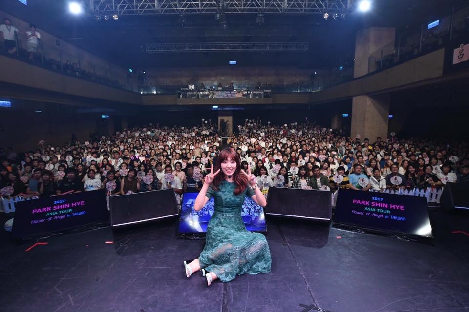 Fanmeeting mới biết độ nổi tiếng của Park Shin Hye khủng thế nào