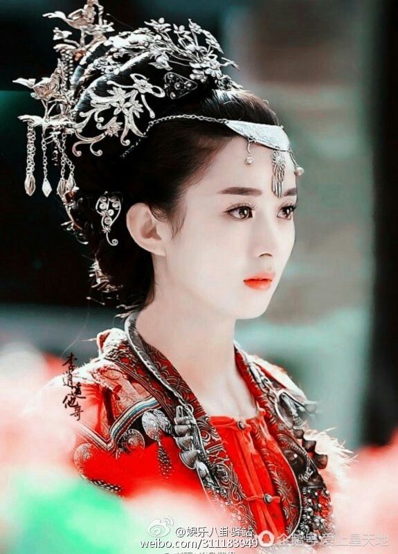 Vẻ uy quyền của mỹ nhân khi vào vai vương - hậu trên màn ảnh