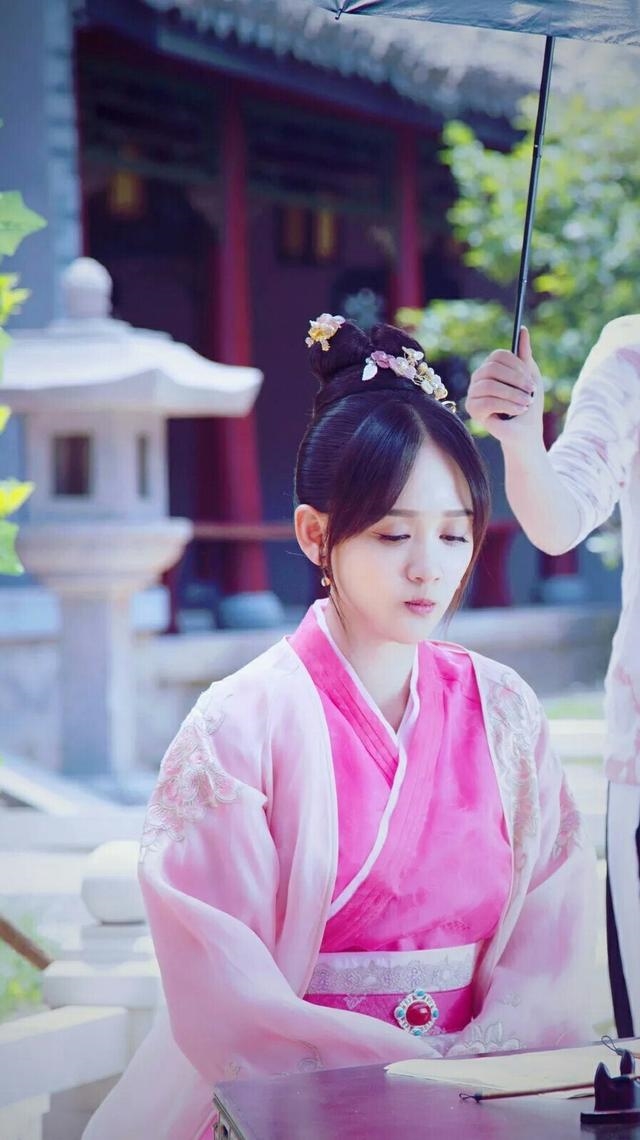 Vẻ uy quyền của mỹ nhân khi vào vai vương - hậu trên màn ảnh
