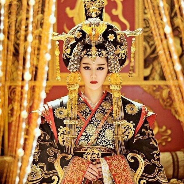 Vẻ uy quyền của mỹ nhân khi vào vai vương - hậu trên màn ảnh