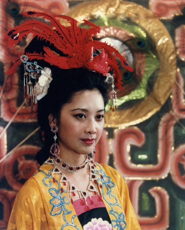 Vẻ uy quyền của mỹ nhân khi vào vai vương - hậu trên màn ảnh