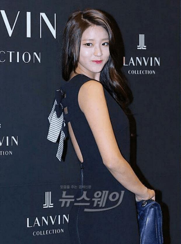 Đây chính xác là Seolhyun với phong cách trang điểm như muốn dọa ma người đối diện.