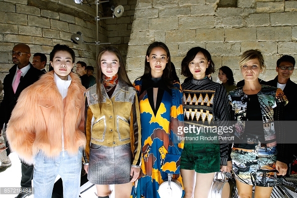 Yaya Urassaya tỏa sáng nổi bật tại Tuần lễ thời trang Paris