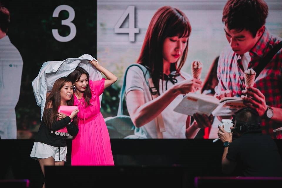 Fanmeeting mới biết độ nổi tiếng của Park Shin Hye khủng thế nào