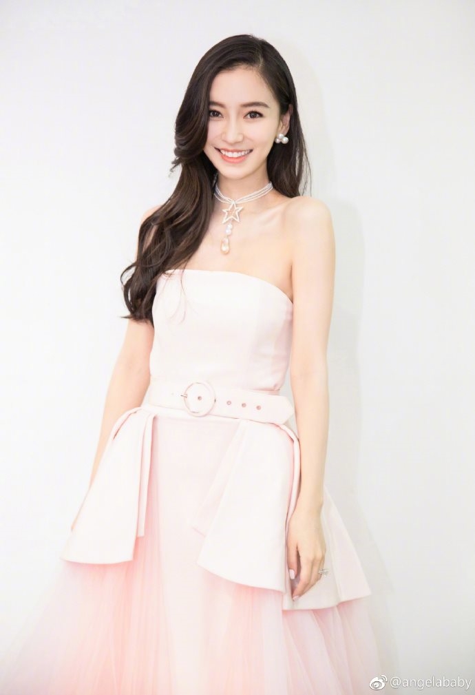 AngelaBaby lại gây sốc vì chi li từng đồng dù sở hữu tài sản khủng