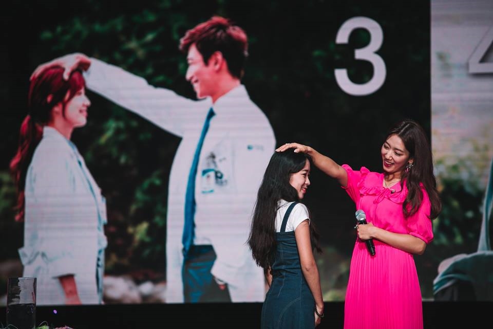 Fanmeeting mới biết độ nổi tiếng của Park Shin Hye khủng thế nào