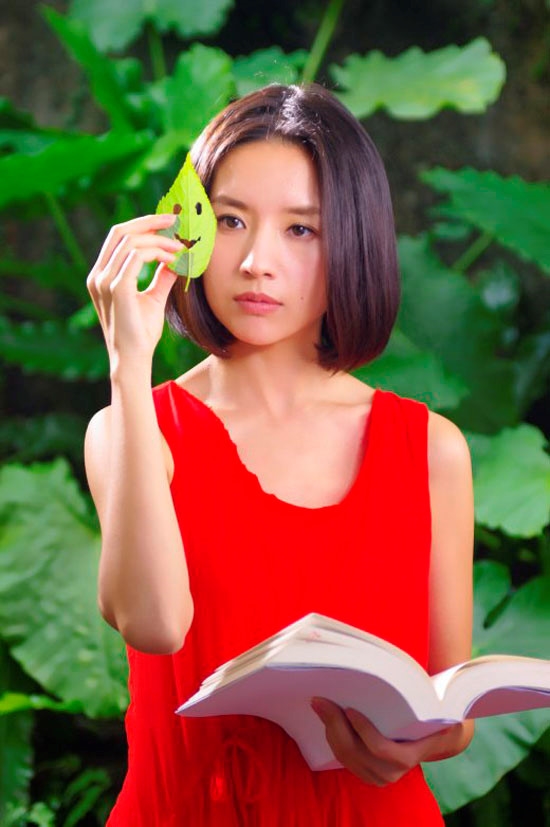 Đổng Khiết khiến người đối diện say đắm với vẻ đẹp trời ban.