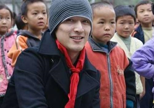 Ít người biết Hồ Ca đã từng được 1 cô gái hy sinh tính mạng để cứu anh