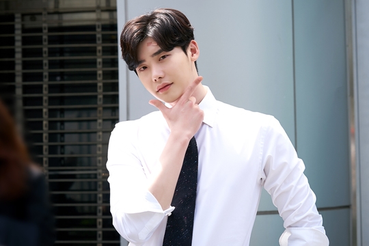 Loạt ảnh hậu trường của Lee Jong Suk trong 'While You Were Sleeping'