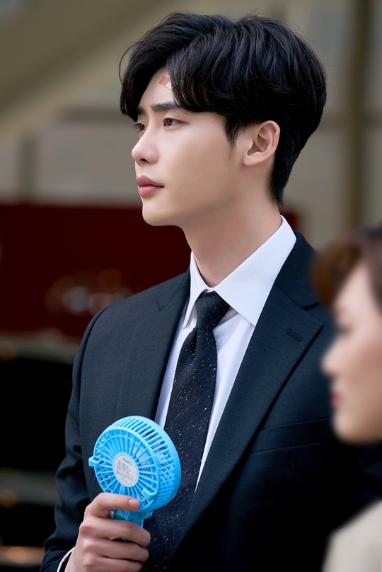 Loạt ảnh hậu trường của Lee Jong Suk trong 'While You Were Sleeping'