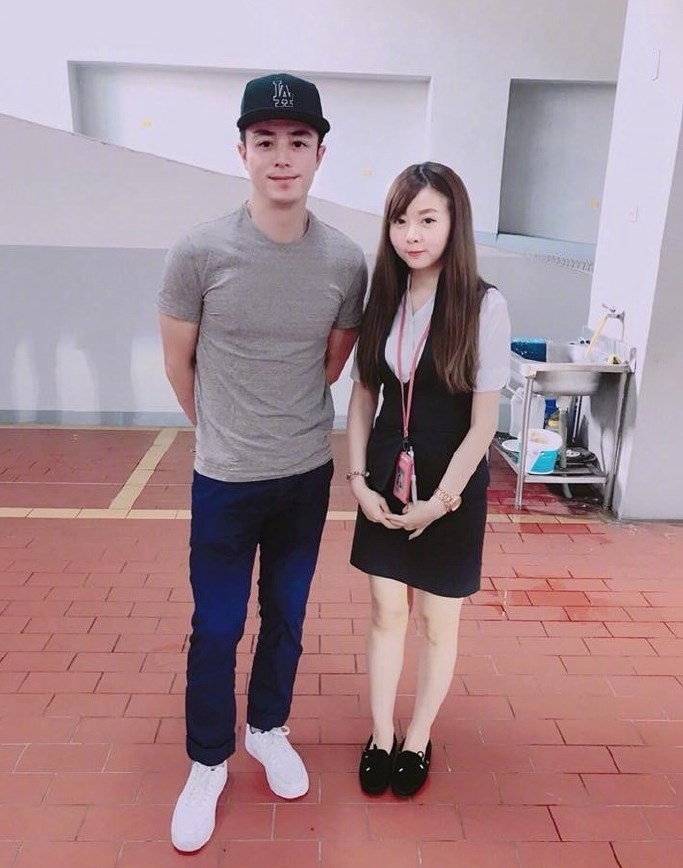 Lâm Tâm Như rạng rỡ ăn Trung thu trên phim trường