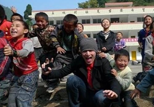 Ít người biết Hồ Ca đã từng được 1 cô gái hy sinh tính mạng để cứu anh