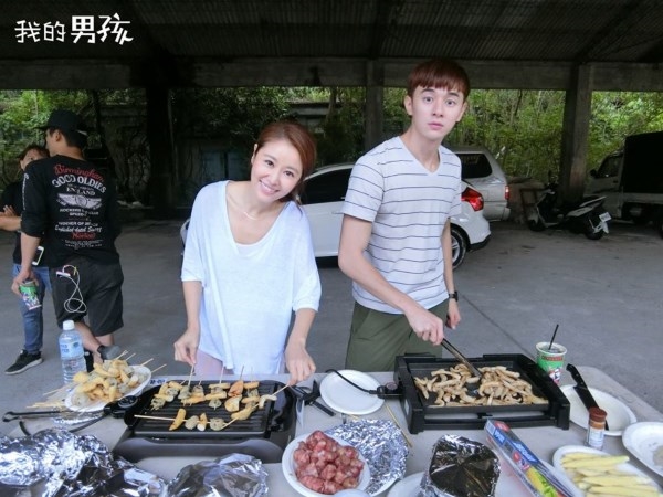 Lâm Tâm Như rạng rỡ ăn Trung thu trên phim trường