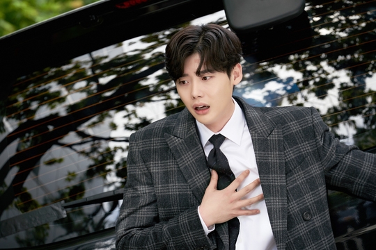 Loạt ảnh hậu trường của Lee Jong Suk trong 'While You Were Sleeping'