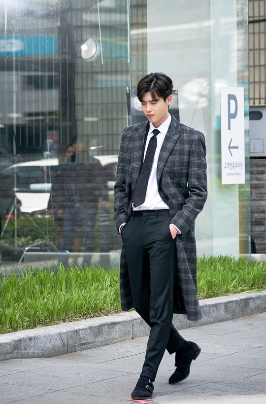 Loạt ảnh hậu trường của Lee Jong Suk trong 'While You Were Sleeping'