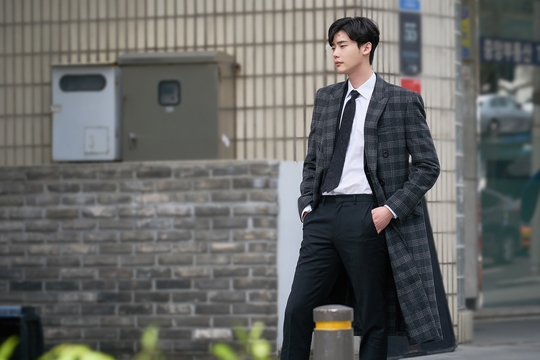 Loạt ảnh hậu trường của Lee Jong Suk trong 'While You Were Sleeping'