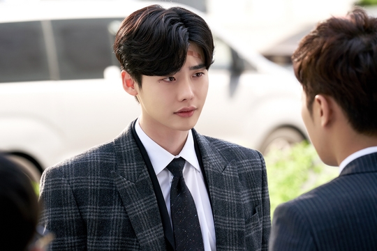Loạt ảnh hậu trường của Lee Jong Suk trong 'While You Were Sleeping'