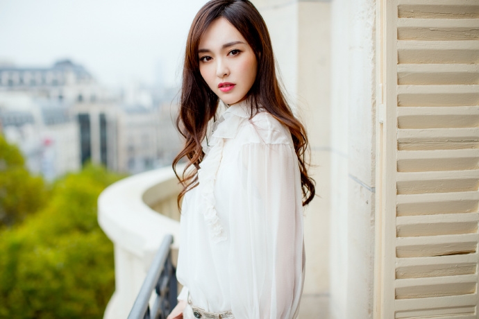 Nhìn lại tuần lễ thời trang đầy màu sắc của các mỹ nhân Hoa Ngữ