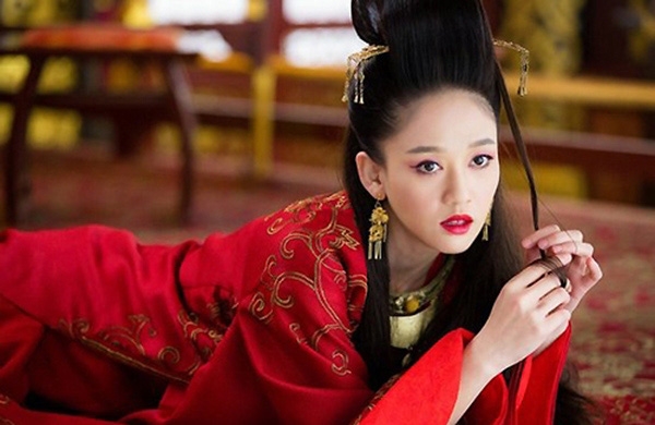 Khi mỹ nhân Hoa ngữ trang điểm đậm thì gương mặt sẽ biến đổi ra sao?