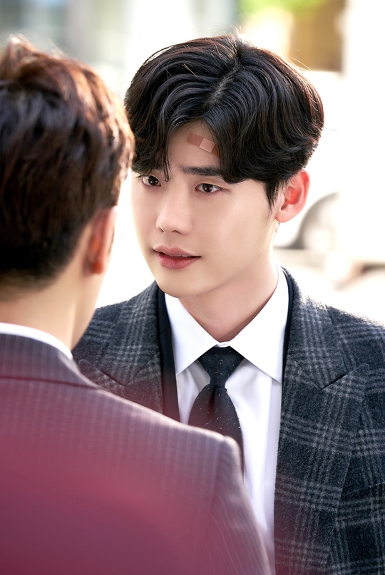 Loạt ảnh hậu trường của Lee Jong Suk trong 'While You Were Sleeping'