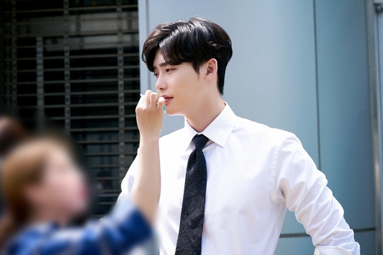 Loạt ảnh hậu trường của Lee Jong Suk trong 'While You Were Sleeping'