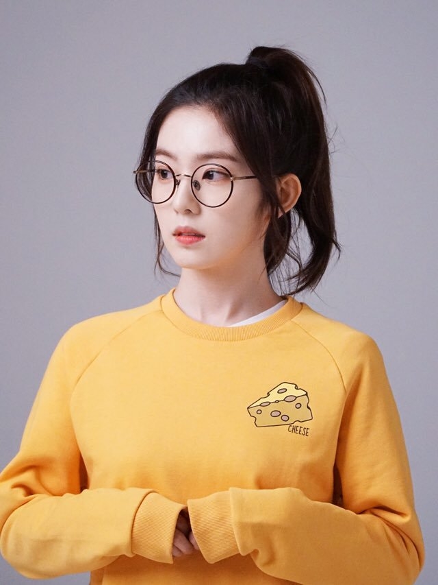Bất ngờ trước lý do chị cả Red Velvet - Irene hay diện kính 'mọt sách'