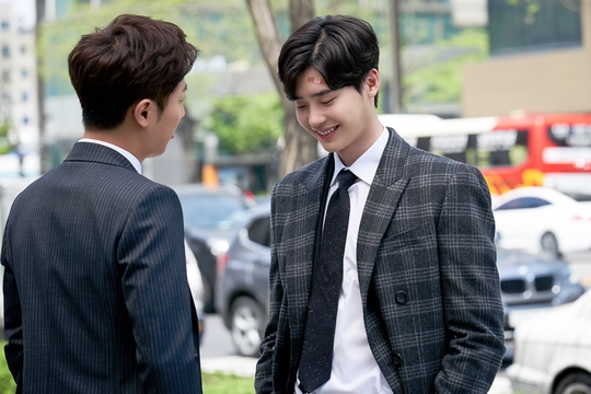 Loạt ảnh hậu trường của Lee Jong Suk trong 'While You Were Sleeping'