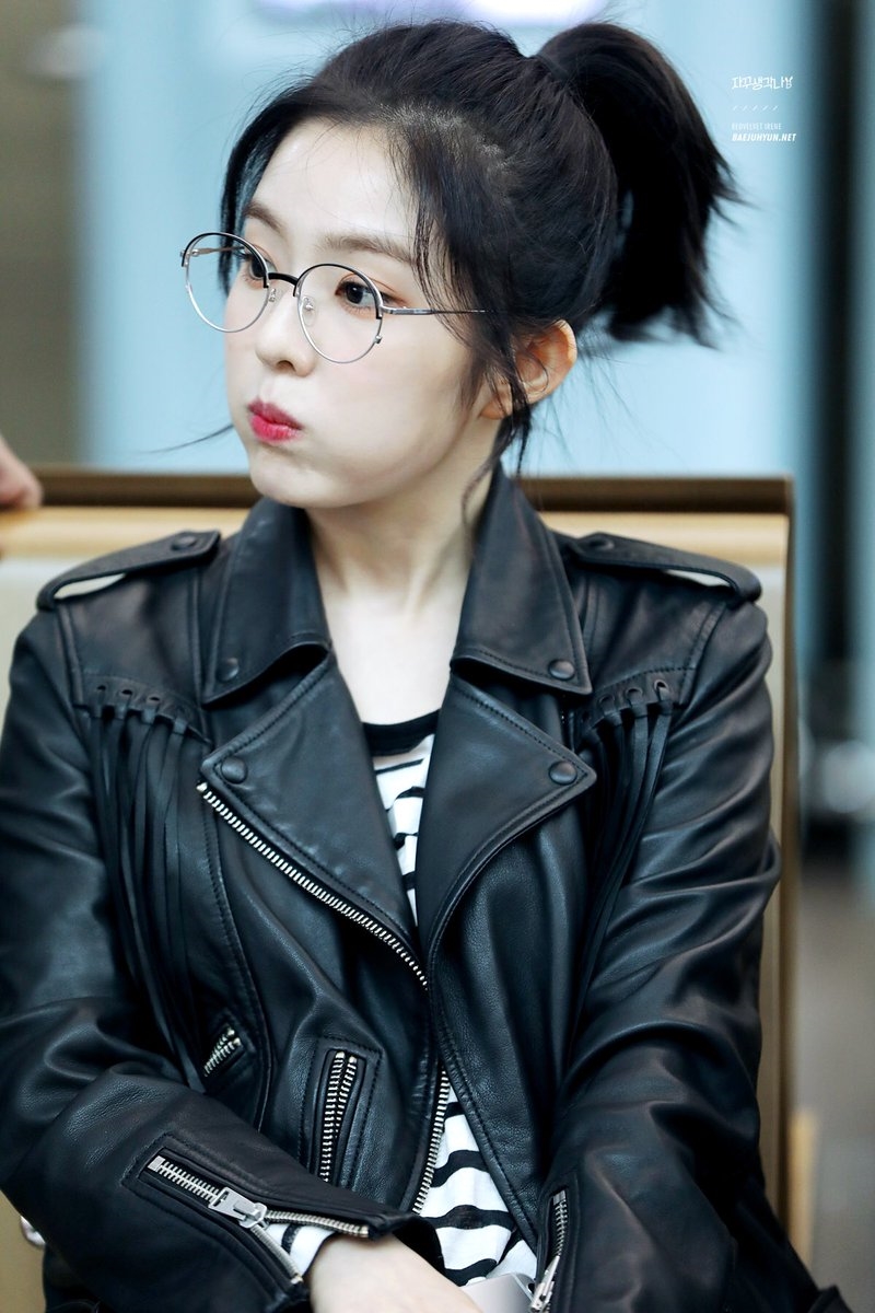 Bất ngờ trước lý do chị cả Red Velvet - Irene hay diện kính 'mọt sách'