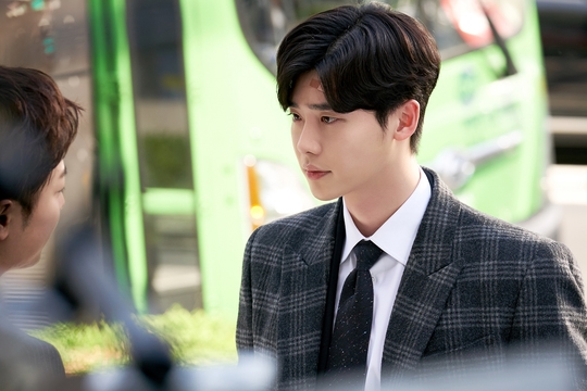 Loạt ảnh hậu trường của Lee Jong Suk trong 'While You Were Sleeping'
