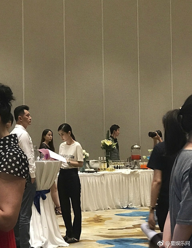 Vậy nhưng, điểm yếu "chân cong" của cô nàng lại bị ống kính người qua đường bắt gặp.