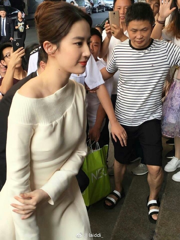 Chụp trộm thôi có cần phải đẹp lung linh như vậy không.