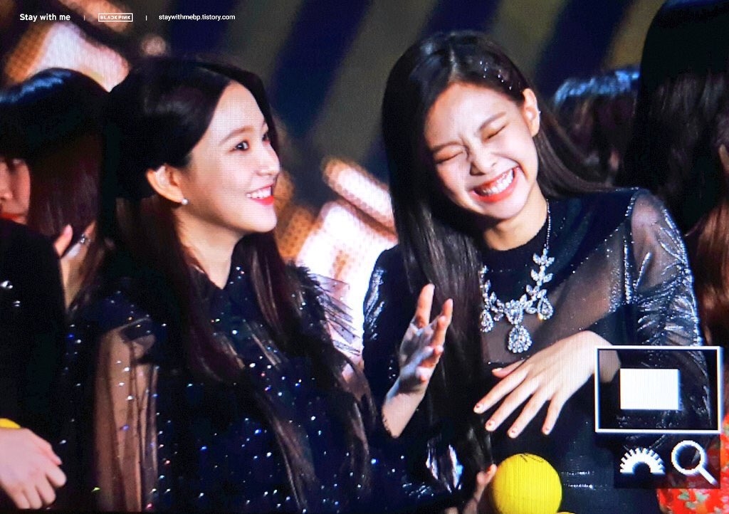Hội bạn thân toàn siêu sao của “thánh ngoại giao” Yeri (Red Velvet)