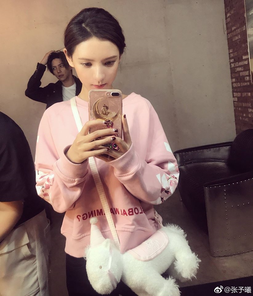 Những chiếc ốp lưng điện thoại mà sao Hoa Ngữ sử dụng