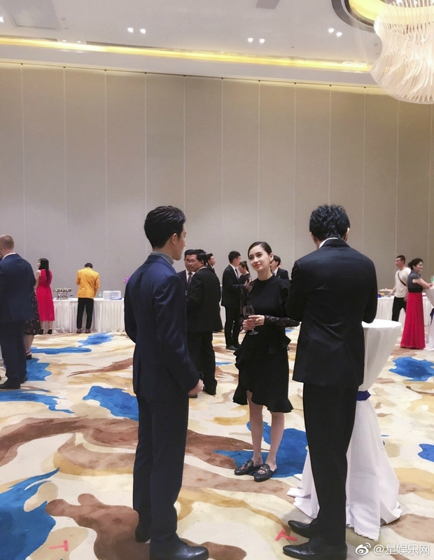 Vậy nhưng, điểm yếu "chân cong" của cô nàng lại bị ống kính người qua đường bắt gặp.