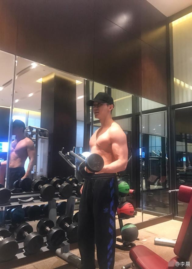 Mãn nhãn thân hình chuẩn không cần chỉnh của mý nam Hoa ngữ