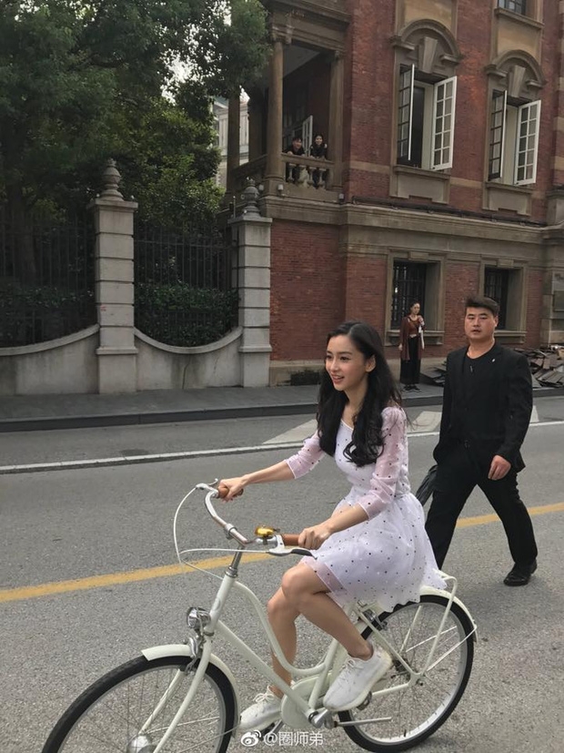 Xinh đẹp và rất đỗi dễ thương với gương mặt căng tràn vẻ đẹp thanh xuân.