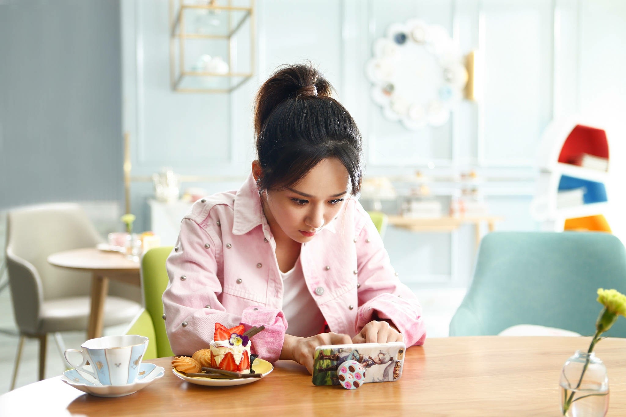 Những chiếc ốp lưng điện thoại mà sao Hoa Ngữ sử dụng
