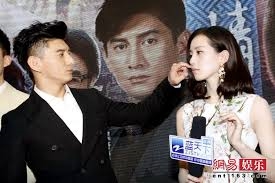 Những mỹ nhân Hoa ngữ 'tình bể bình' với bạn diễn trong họp báo