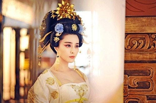 Võ Hậu trong bộ cung trang hoa lệ đầy vẻ uy nghiêm, sắc lạnh khiến người xem vừa "ám ảnh" lại tương tư.