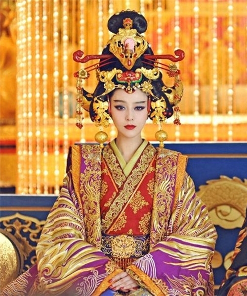 Võ Hậu trong bộ cung trang hoa lệ đầy vẻ uy nghiêm, sắc lạnh khiến người xem vừa "ám ảnh" lại tương tư.