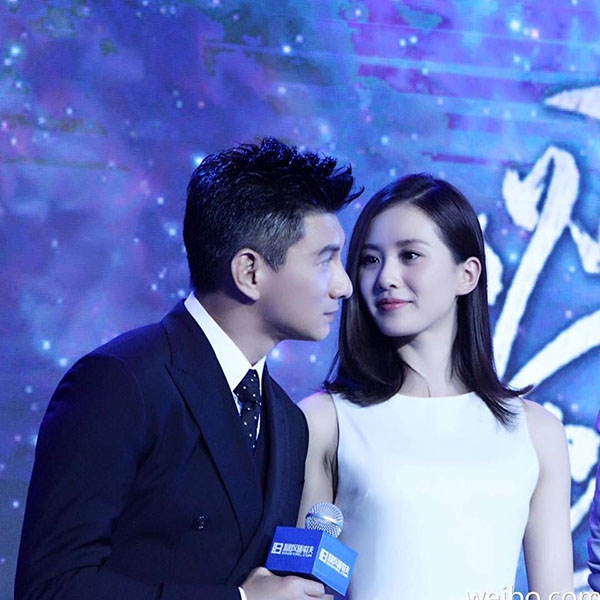 Những mỹ nhân Hoa ngữ 'tình bể bình' với bạn diễn trong họp báo